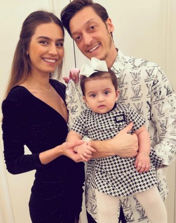 Mesut Özil ilk dəfə qızının üzünü göstərdi - FOTO
