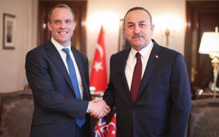 Çavuşoğlu İngiltərə XİN rəhbəri ilə Qarabağdan danışdı