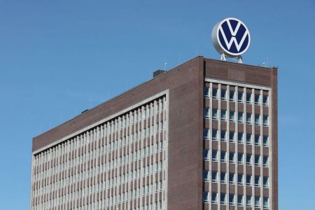 "Volkswagen"in mənfəəti altı dəfədən çox azalıb  