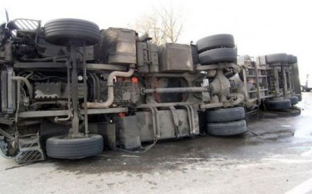 Bakı-Quba yolunda aşan TIR yolu bağladı - FOTO