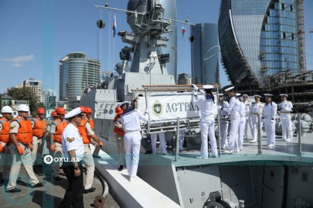 Rusiyanın hərbi gəmiləri Bakıya gəlib - FOTO