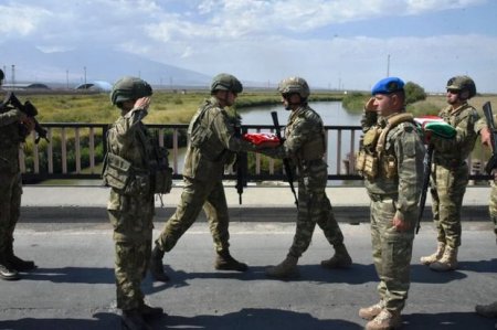 Azərbaycana göndərilən Türkiyə hərbçiləri “Ümid” körpüsündə qarşılandı – FOTO