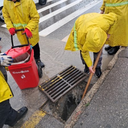 Suraxanıda güclü yağışlara baxmayaraq kommunal işçilər səfərbər oldu – küçələrdə operativ tədbirlər görüldü